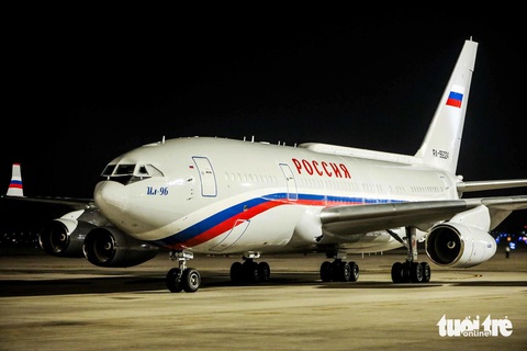21 giờ bận rộn của Tổng thống Putin tại Việt Nam- Ảnh 2. Gần 2h sáng ngày 20-6, chuyên cơ của Tổng thống Nga Putin hạ cánh xuống Hà Nội - Ảnh: NGUYỄN KHÁNH