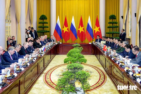 21 giờ bận rộn của Tổng thống Putin tại Việt Nam- Ảnh 8. Toàn cảnh cuộc hội đàm giữa Chủ tịch nước Tô Lâm và Tổng thống Nga Putin. Ông Putin nói Nga rất xem trọng việc phát triển đối thoại với ASEAN, trong đó có Việt Nam là quốc gia thành viên hàng đầu.