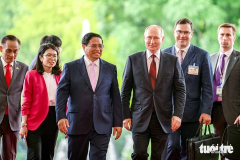 21 giờ bận rộn của Tổng thống Putin tại Việt Nam- Ảnh 9. Sau cuộc hội đàm với Chủ tịch nước Tô Lâm, ông Putin đã hội kiến Thủ tướng Phạm Minh Chính. Thủ tướng Phạm Minh Chính bày tỏ mong muốn hai bên phối hợp chặt chẽ, tạo xung lực mới cho hữu nghị truyền thống và hợp tác nhiều mặt, giải quyết kịp thời những khó khăn, vướng mắc để thúc đẩy hợp tác song phương trên các lĩnh vực, đặc biệt hợp tác kinh tế - thương mại, đầu tư và hội nhập quốc tế ngày càng đi vào chiều sâu và hiệu quả, góp phần làm sâu sắc khuôn khổ Đối tác chiến lược toàn diện hai nước - Ảnh: NAM TRẦN