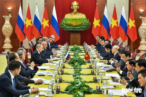 21 giờ bận rộn của Tổng thống Putin tại Việt Nam- Ảnh 12. Chiều 20-6, trong khuôn khổ chuyến thăm cấp nhà nước Việt Nam, Tổng thống Putin đã có cuộc hội đàm với Tổng bí thư Nguyễn Phú Trọng - Ảnh: DUY LINH
