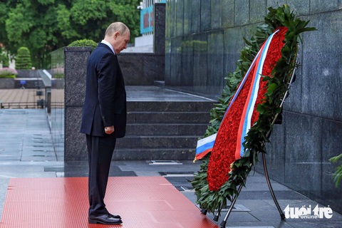 21 giờ bận rộn của Tổng thống Putin tại Việt Nam- Ảnh 14. Tổng thống Putin đặt vòng hoa viếng Chủ tịch Hồ Chí Minh - Ảnh: DANH KHANG