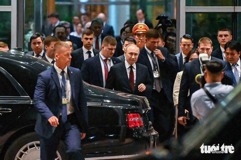 21 giờ bận rộn của Tổng thống Putin tại Việt Nam- Ảnh 18. Tổng thống Putin di chuyển lên chuyên cơ để rời Hà Nội - Ảnh: HỒNG QUANG