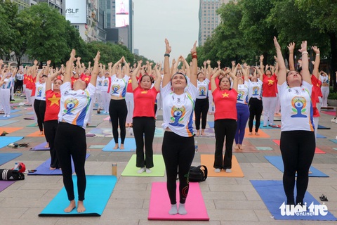 Hơn 1.000 người đến tham gia đồng diễn Yoga tại phố đi bộ Nguyễn Huệ sáng 21-6 - Ảnh: HOÀNG TRANG Hơn 1.000 người đến tham gia đồng diễn yoga tại phố đi bộ Nguyễn Huệ sáng 21-6 - Ảnh: HOÀNG TRANG