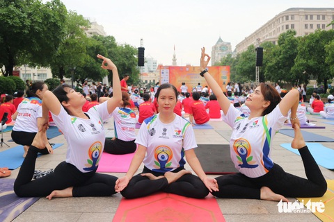 Thành viên các câu lạc bộ yoga tại TP.HCM cùng tập luyện trước giờ bắt đầu chương trình - Ảnh: HOÀNG TRANG Thành viên các câu lạc bộ yoga tại TP.HCM cùng tập luyện trước giờ bắt đầu chương trình - Ảnh: HOÀNG TRANG