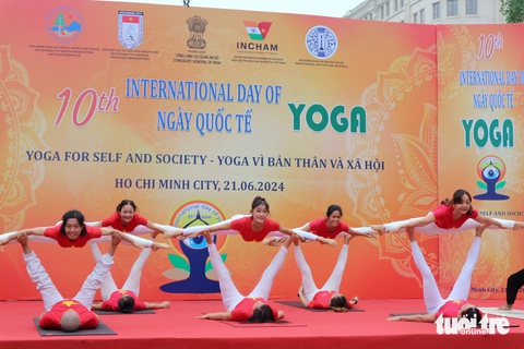 Tiết mục Yoga Ấn Độ mở đầu chương trình của câu lạc bộ Cure - Ảnh: HOÀNG TRANG Tiết mục yoga Ấn Độ mở đầu chương trình của câu lạc bộ Cure - Ảnh: HOÀNG TRANG
