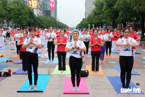 Phần đồng diễn yoga của hơn 1.000 người - Ảnh: HOÀNG TRANG Phần đồng diễn yoga của hơn 1.000 người - Ảnh: HOÀNG TRANG