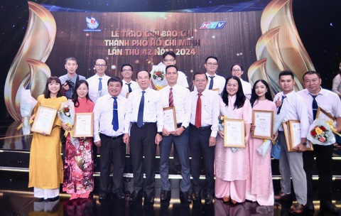TP.HCM trao giải báo chí lần 42, báo Tuổi Trẻ đoạt 10 giải- Ảnh 1. Bí thư Thành ủy TP.HCM Nguyễn Văn Nên, Chủ tịch Hội Nhà báo TP.HCM Nguyễn Tấn Phong chụp ảnh lưu niệm cùng tổng biên tập báo Tuổi Trẻ Lê Thế Chữ và các tác giả đoạt giải - Ảnh: QUANG ĐỊNH