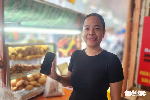 Hành động dễ thương của bé trai khi thấy điện thoại để quên- Ảnh 3. Ngày 21-6, chị Nguyễn Trường Như Hoài cho biết hiện tiệm đang dùng một điện thoại khác để soạn đơn bán hàng qua ứng dụng.