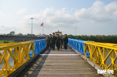Quảng Trị sẽ sơn mới 2 màu xanh vàng ở cầu Hiền Lương lịch sử- Ảnh 1. Cầu Hiền Lương được sơn 2 màu xanh vàng lần đầu năm 2014 - Ảnh: HOÀNG TÁO