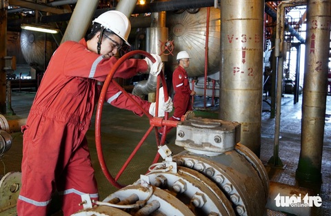 Liên doanh Việt - Nga Vietsovpetro khai thác tấn dầu thứ 250 triệu- Ảnh 2. Kỹ sư, công nhân Liên doanh Việt - Nga Vietsovpetro làm việc trên giàn khai thác dầu khí - Ảnh: Đ.H.