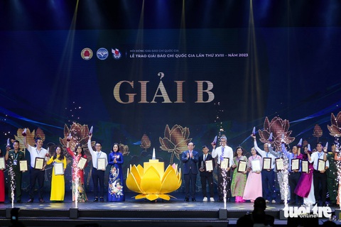 Phó Thủ tướng Chính phủ Trần Lưu Quang, Phó Chủ tịch Quốc hội Nguyễn Thị Thanh trao giải B cho các tác giả - Ảnh: NAM TRẦN Phó thủ tướng Chính phủ Trần Lưu Quang, Phó chủ tịch Quốc hội Nguyễn Thị Thanh trao giải B cho các tác giả - Ảnh: NAM TRẦN