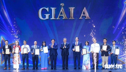 Chủ tịch nước Tô Lâm, Trưởng Ban Tuyên giáo Trung ương Nguyễn Trọng Nghĩa trao cúp và giấy chứng nhận giải A - Ảnh: NAM TRẦN Chủ tịch nước Tô Lâm, Trưởng Ban Tuyên giáo Trung ương Nguyễn Trọng Nghĩa trao cúp và giấy chứng nhận giải A - Ảnh: NAM TRẦN