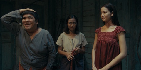 'Bé ma của anh' - phim ma Thái không đáng sợ vì quá dễ thương- Ảnh 3. Ba hồn ma trú ngụ lâu năm trong căn biệt thự trở thành công cụ kiếm tiền