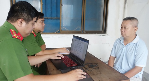 Bắt tạm giam 3 người trong vụ đưa hơn nửa triệu USD qua Campuchia- Ảnh 1. Huỳnh Văn Sinh thiết lập đường dây đưa USD sang Campuchia bán kiếm lời - Ảnh: TIẾN VĂN