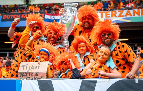 Hình ảnh ấn tượng của các CĐV Hà Lan với chiếc cúp vô địch trên khán đài sân Volksparkstadion trong trận thắng 2-1 trước Ba Lan - Ảnh: Getty Hình ảnh ấn tượng của các CĐV Hà Lan với chiếc cúp vô địch trên khán đài sân Volksparkstadion trong trận thắng 2-1 trước Ba Lan - Ảnh: Getty