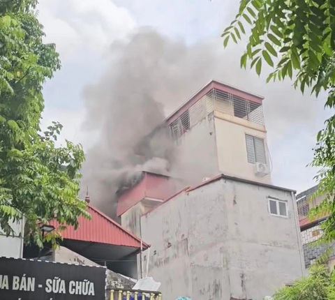 Cháy nhà 3 tầng trong ngõ nhỏ ở Hà Nội- Ảnh 1. Ngôi nhà xảy ra cháy nằm trong ngõ nhỏ - Ảnh: HOÀNG TUẤN