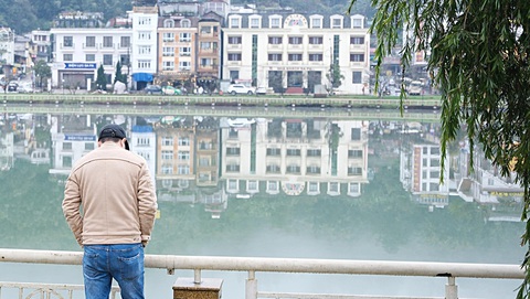 Đôi khi những người đàn ông đang chịu ảnh hưởng của những quan niệm truyền thống sẽ nghĩ rằng mình là phái mạnh phải là trụ cột, phải là người quan trọng nhất quyết định mọi việc... Những áp lực đó cần chính đàn ông phải cởi bỏ cho mình - Ảnh: NAM TRẦN Đôi khi những người đàn ông đang chịu ảnh hưởng của những quan niệm truyền thống sẽ nghĩ rằng mình là phái mạnh phải là trụ cột, phải là người quan trọng nhất quyết định mọi việc... Những áp lực đó cần chính đàn ông phải cởi bỏ cho mình - Ảnh: NAM TRẦN
