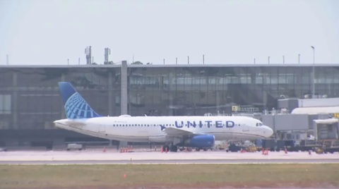 Máy bay Airbus SE A320 của United Airlines rớt bộ phận khi cất cánh- Ảnh 1. Chiếc máy bay Airbus SE A320 gặp sự cố hôm 20-6 của Hãng hàng không United Airlines - Ảnh: NBC CONNECTICUT