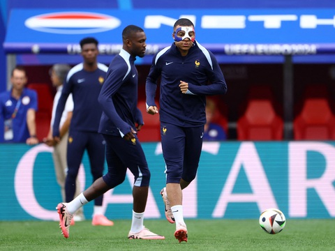 Mbappe xuất hiện với mặt nạ mới, sẵn sàng đánh bại Hà Lan- Ảnh 1. Mbappe xuất hiện với chiếc mặt nạ in hình quốc kỳ Pháp - Ảnh: REUTERS