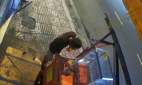 Hành động dễ thương của bé trai khi thấy điện thoại để quên- Ảnh 2. Bé trai rời đi khoảng 2 phút thì một người đàn ông đi bộ đến quầy lấy chiếc điện thoại - - Ảnh cắt từ clip do camera ghi lại