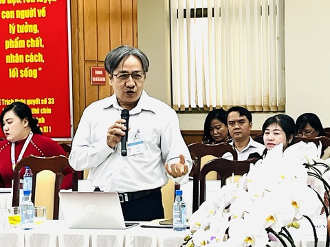 'Nhà giáo dứt khoát phải có giấy phép hành nghề'- Ảnh 2. Ông Lê Duy Tân - trưởng phòng giáo dục trung học, Sở Giáo dục và Đào tạo TP.HCM - phát biểu góp ý tại hội thảo - Ảnh: MỸ DUNG