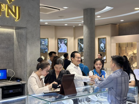 Doanh thu thuần 5 tháng đầu năm của PNJ tăng gần 37%- Ảnh 2. Doanh thu thuần 5 tháng đầu năm của PNJ tăng gần 37%- Ảnh 2.