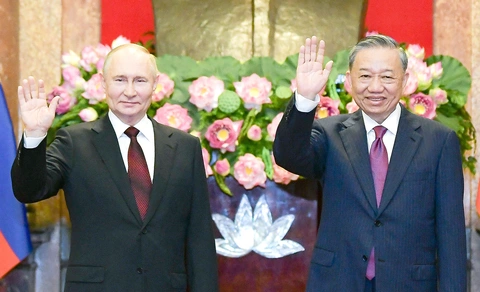 Chủ tịch nước Tô Lâm và Tổng thống Vladimir Putin vẫy tay chào trước khi bước vào hội đàm - Ảnh: NAM TRẦN Chủ tịch nước Tô Lâm và Tổng thống Vladimir Putin vẫy tay chào trước khi bước vào hội đàm - Ảnh: NAM TRẦN