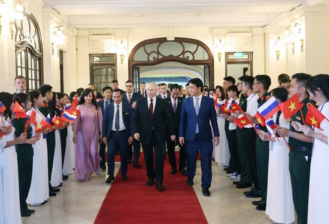 Tổng thống LB Nga Vladimir Putin đến dự buổi gặp gỡ lãnh đạo Hội hữu nghị Việt – Nga và các thế hệ cựu sinh viên Việt Nam học tại Nga. Ảnh: Nhan Sáng – TTXVN Tổng thống Putin đến dự buổi gặp gỡ lãnh đạo Hội hữu nghị Việt - Nga và các thế hệ cựu sinh viên Việt Nam học tại Nga - Ảnh: TTXVN