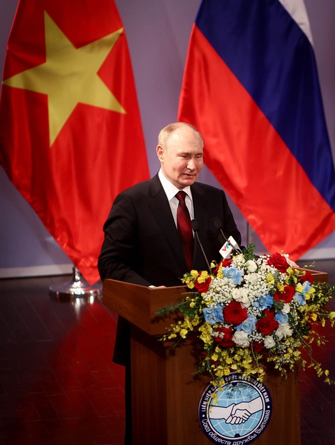 Tổng thống Putin thăm Việt Nam là điểm nhấn nổi bật của đối ngoại năm 2024- Ảnh 2. Tổng thống Putin tại cuộc gặp gỡ Hội Hữu nghị và các thế hệ cựu sinh viên Việt Nam từng học tại Nga - Ảnh: NGUYỄN KHÁNH