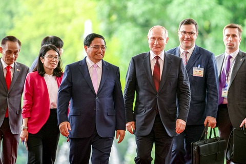 Tổng thống Putin thăm Việt Nam là điểm nhấn nổi bật của đối ngoại năm 2024- Ảnh 6. Thủ tướng Phạm Minh Chính gặp Tổng thống Putin - Ảnh: NAM TRẦN