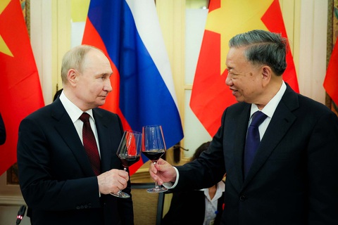 Tổng thống Putin cảm ơn lãnh đạo Việt Nam vì sự đón tiếp trọng thị khó quên- Ảnh 1. Chủ tịch nước Tô Lâm nâng ly cùng Tổng thống Putin trong tiệc chiêu đãi ngày 20-6 - Ảnh: NGUYỄN KHÁNH