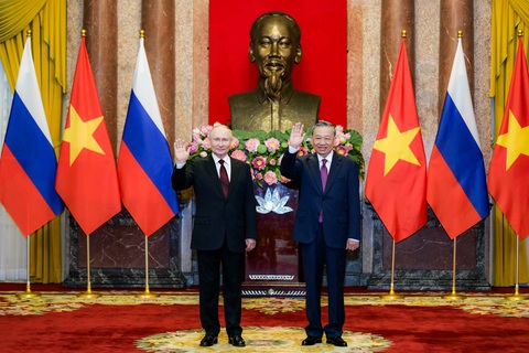 Tổng thống Putin thăm Việt Nam là điểm nhấn nổi bật của đối ngoại năm 2024- Ảnh 4. Chủ tịch nước Tô Lâm gặp Tổng thống Putin - Ảnh: NAM TRẦN