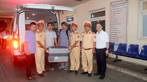 Xuyên đêm đem thận hiến vượt 750km cứu sống 2 người- Ảnh 1. CSGT Công an tỉnh Thừa Thiên Huế hỗ trợ đưa tạng của người hiến thận ở Phú Thọ từ sân bay Phú Bài (Huế) về Bệnh viện Trung ương Huế cứu người - Ảnh: TRẦN HỒNG