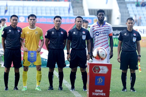 Trọng tài FIFA người Malaysia Razlan Joffri Bin Ali (giữa) làm nhiệm vụ ở trận Quảng Nam - Sông Lam Nghệ An, vòng 24 V-League 2023 - 2024 - Ảnh: VPF Trọng tài FIFA người Malaysia Razlan Joffri Bin Ali (thứ ba từ phải sang) làm nhiệm vụ ở trận Quảng Nam - Sông Lam Nghệ An, vòng 24 V-League 2023 - 2024 - Ảnh: VPF