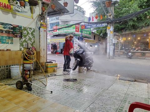 Tiệm rửa xe bắn nước tung tóe vào người đi đường, thải chất bẩn xuống cống- Ảnh 5. Bụi bẩn, nước từ vòi cao áp của tiệm rửa xe trên đường Nguyễn Tư Giản, phường 12, quận Gò Vấp bắn tung tóe ra đường - Ảnh: SONG KHUÊ