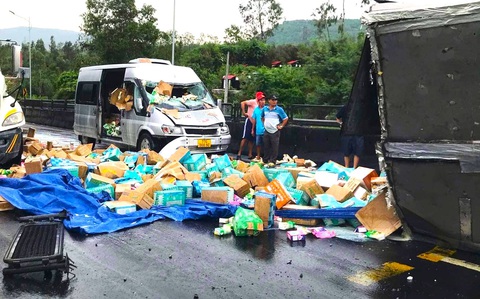 Hiện trường vụ tai nạn liên hoàn xảy ra trên tuyến quốc lộ 1 đoạn qua địa phận huyện Tuy An (tỉnh Phú Yên) - Ảnh: Lực lượng chức năng cung cấp Hiện trường vụ tai nạn giao thông liên hoàn xảy ra trên tuyến quốc lộ 1 đoạn qua đèo Quán Cau thuộc huyện Tuy An (tỉnh Phú Yên) - Ảnh: Lực lượng chức năng cung cấp