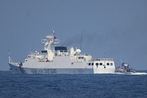 Tàu hải cảnh Trung Quốc di chuyển ngang qua tàu đánh cá Philippines ở Biển Đông, ngày 16-5-2024 - Ảnh: AFP Tàu hải cảnh Trung Quốc di chuyển ngang qua tàu đánh cá Philippines ở Biển Đông, ngày 16-5-2024 - Ảnh: AFP