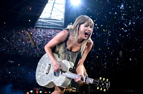Bản tin thời tiết Đài BBC bất ngờ xuất hiện loạt ca khúc của Taylor Swift- Ảnh 1. Taylor Swift trong chuyến lưu diễn The Eras Tour
