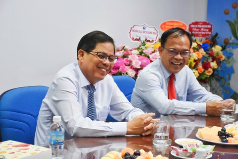 Ông Nguyễn Tấn Tuân (bên trái) - chủ tịch UBND tỉnh Khánh Hòa - thăm văn phòng đại diện báo Tuổi Trẻ khu vực Nam Trung Bộ và Tây Nguyên - Ảnh: TRẦN HOÀI Ông Nguyễn Tấn Tuân (bên trái) - chủ tịch UBND tỉnh Khánh Hòa - thăm văn phòng đại diện báo Tuổi Trẻ khu vực Nam Trung Bộ và Tây Nguyên - Ảnh: TRẦN HOÀI