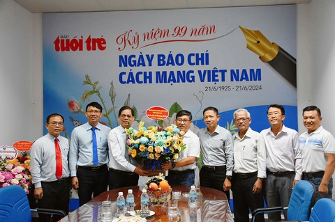 Chủ tịch UBND tỉnh Khánh Hòa tặng hoa chúc mừng đội ngũ báo Tuổi Trẻ tại khu vực Nam Trung Bộ và Tây Nguyên, nhân kỷ niệm Ngày Báo chí cách mạng Việt Nam - Ảnh: TRẦN HOÀI Chủ tịch UBND tỉnh Khánh Hòa tặng hoa chúc mừng đội ngũ báo Tuổi Trẻ tại khu vực Nam Trung Bộ và Tây Nguyên, nhân kỷ niệm Ngày Báo chí cách mạng Việt Nam - Ảnh: TRẦN HOÀI