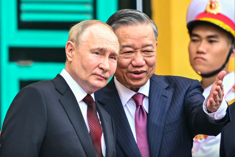 Báo chí Nga nêu bật chuyến thăm của Tổng thống Putin đến Việt Nam- Ảnh 1. Chủ tịch nước Tô Lâm trao đổi với Tổng thống Vladimir Putin tại Phủ Chủ tịch ngày 20-6 - Ảnh: AFP
