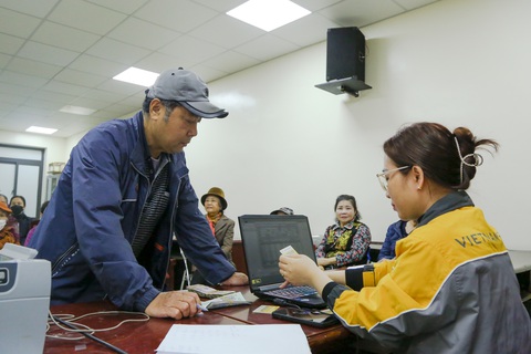 Nhân viên bưu điện phụ trách chi trả lương hưu, trợ cấp bảo hiểm xã hội hằng tháng trên cả nước - Ảnh: HÀ QUÂN Nhân viên bưu điện phụ trách chi trả lương hưu, trợ cấp bảo hiểm xã hội hằng tháng trên cả nước - Ảnh: HÀ QUÂN