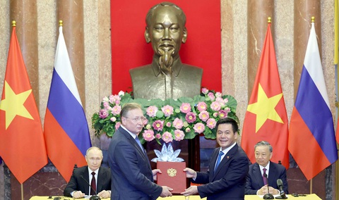 Chủ tịch nước Tô Lâm và Tổng thống Liên bang Nga Vladimir Putin chứng kiến trao các văn kiện đã ký kết giữa hai nước và gặp gỡ báo chí - Ảnh: TTXVN Chủ tịch nước Tô Lâm và Tổng thống Liên bang Nga Vladimir Putin chứng kiến trao các văn kiện đã ký kết giữa hai nước và gặp gỡ báo chí - Ảnh: TTXVN
