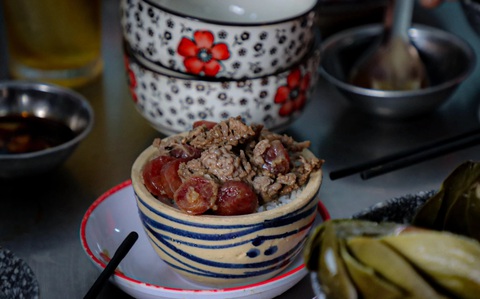 Sắp công bố danh sách nhà hàng do Michelin Guide tuyển chọn- Ảnh 4. Quán cơm thố Chuyên Ký - một địa chỉ lâu đời ở TP.HCM