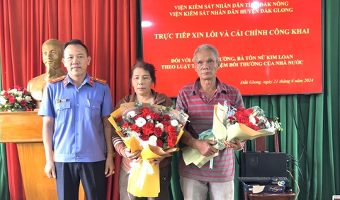 Ông Trường và bà Loan được đại diện Viện Kiểm sát nhân dân xin lỗi về việc khởi tố, bắt tạm giam oan - Ảnh: L.V. Ông Trường và bà Loan được đại diện Viện kiểm sát nhân dân xin lỗi về việc khởi tố, bắt tạm giam oan - Ảnh: L.V.