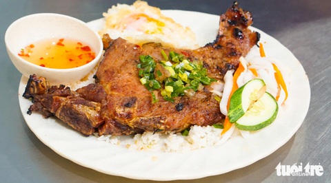 Cơm tấm Ba Ghiền bị một số nchê Bình luận dưới bài viết về cơm tấm Ba Ghiền trên Tuổi Trẻ Online, nhiều độc giả cũng cho rằng quán không đủ tiêu chí có mặt trong Bib Gourmand - Ảnh: TRẦM MẶC