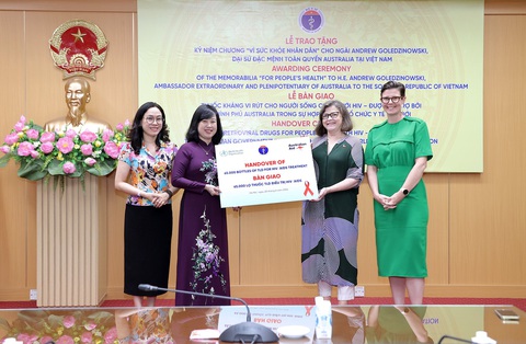 Bộ Y tế tiếp nhận thuốc ARV điều trị người bệnh nhiễm HIV - Ảnh: Bộ Y tế Bộ Y tế tiếp nhận thuốc ARV điều trị người bệnh nhiễm HIV - Ảnh: Bộ Y tế