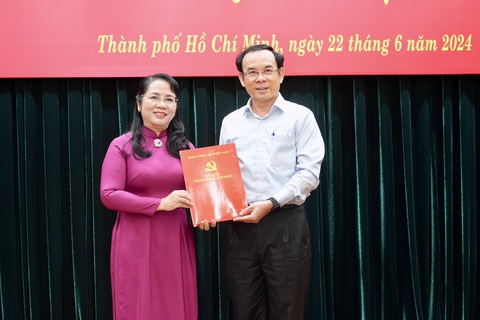 Bà Trần Kim Yến làm chủ nhiệm Ủy ban Kiểm tra Thành ủy TP.HCM- Ảnh 2. Bí thư Thành ủy TP.HCM Nguyễn Văn Nên trao quyết định cho bà Trần Kim Yến - Ảnh: HỮU HẠNH