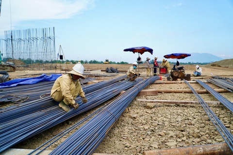 Cao tốc Khánh Hòa - Buôn Ma Thuột chậm tiến độ do vướng mặt bằng- Ảnh 2. Công nhân thi công dự án cao tốc Khánh Hòa - Buôn Ma Thuột - Ảnh: SƠN HỒNG
