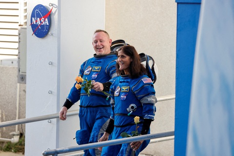 Hai phi hành gia người Mỹ của NASA gồm Butch Wilmore (trái) và Suni Williams được tàu Starliner đưa lên trạm ISS hôm 5-6-2024 sau nhiều lần trì hoãn - Ảnh: REUTERS Hai phi hành gia người Mỹ của NASA gồm Butch Wilmore (trái) và Suni Williams được tàu Starliner đưa lên Trạm ISS hôm 5-6-2024, sau nhiều lần trì hoãn - Ảnh: REUTERS
